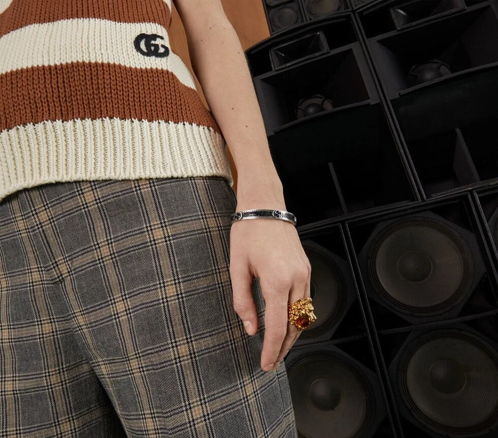 Double-G Emblem Bangle in Polished Metal-Tone – Vintage Detail detail view