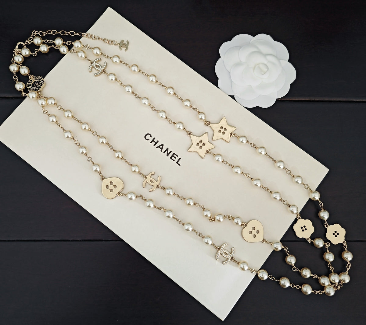 Pearl Pearl-Detail Pendant Necklace – Pearl Detail – Design 027 close-up detail