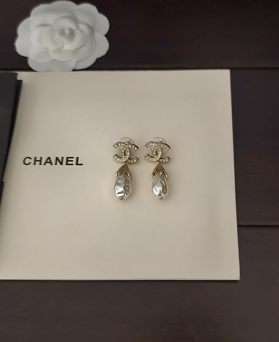Pearl Pearl-Detail Statement Earrings – Pearl Detail – Design 015 close-up detail