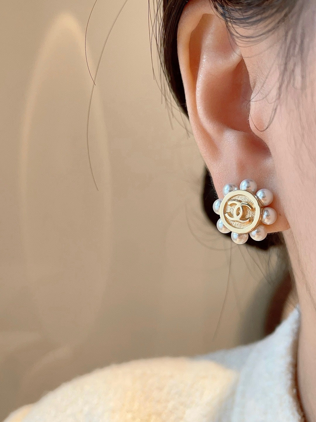 Double-C Emblem Stud Earrings in Polished Metal-Tone – Design 299 close-up detail