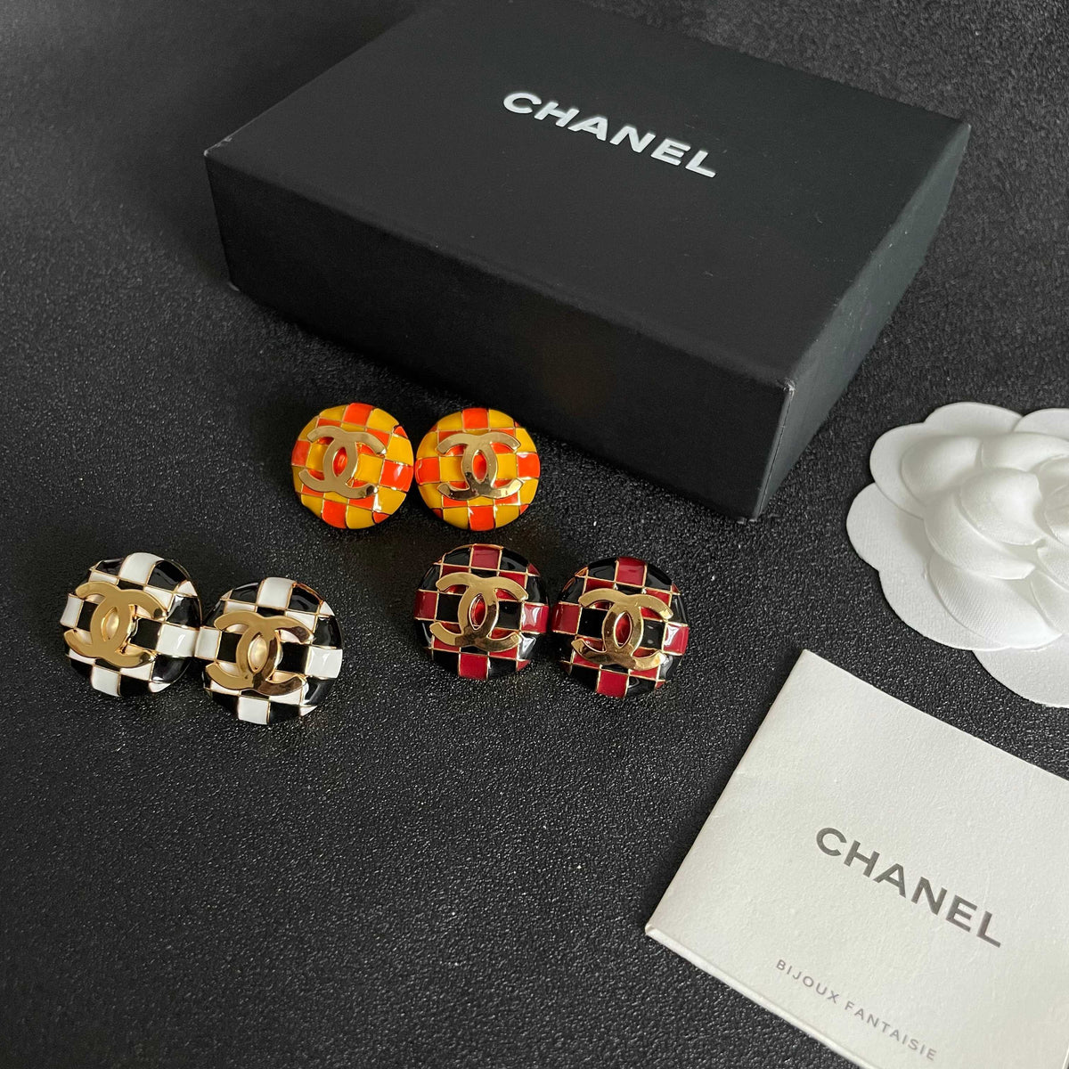 Double-C Emblem Stud Earrings in Polished Metal-Tone – Checkerboard – Design 004 side detail