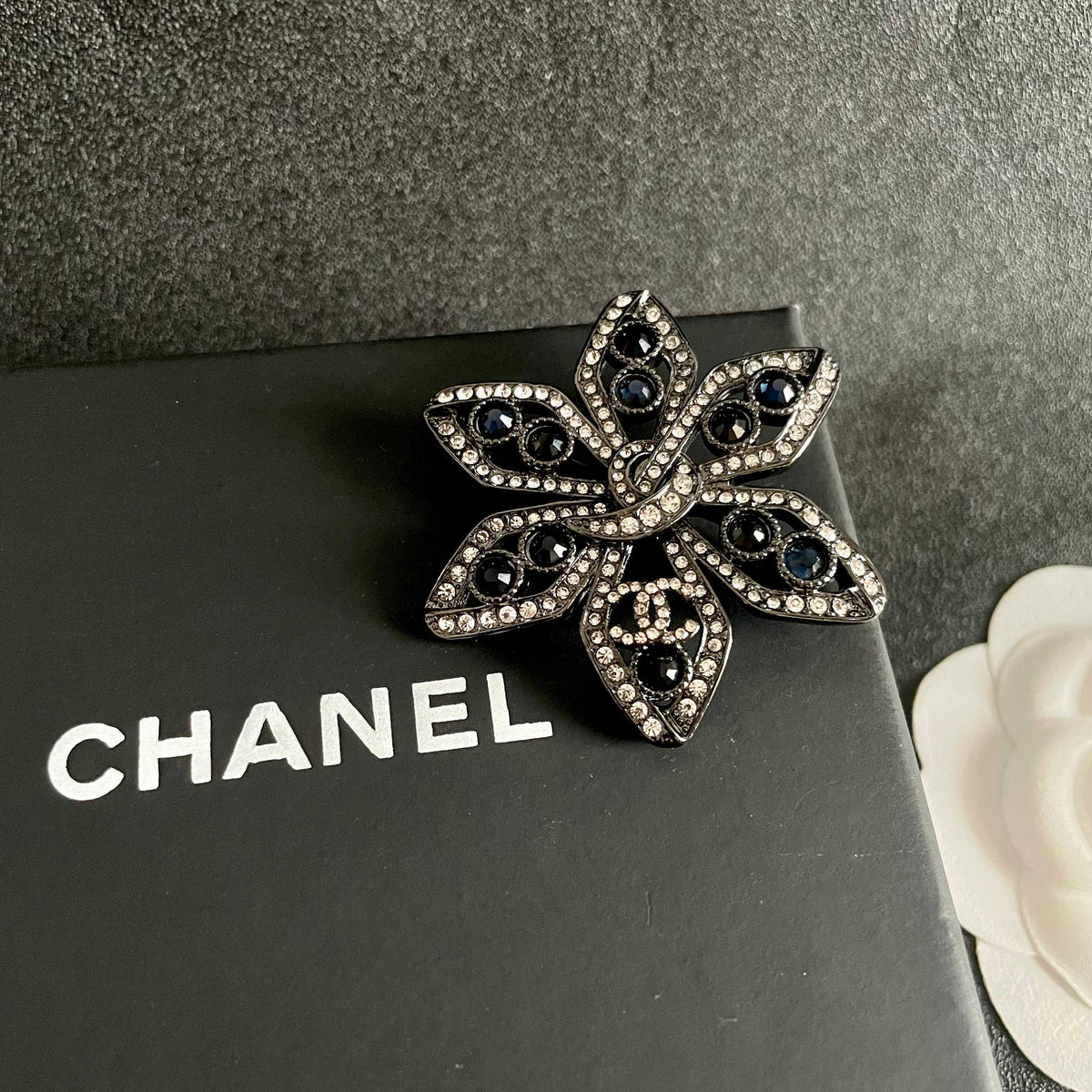 Pearl Brooch in Polished Metal-Tone – Pearl Detail – Design 005 detail view