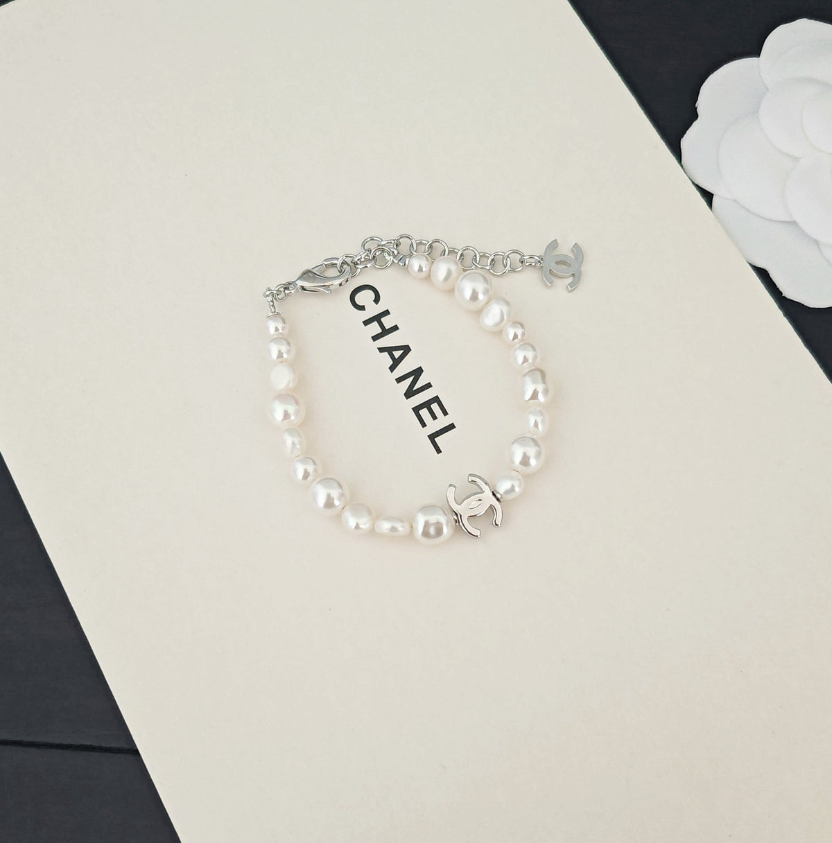 Pearl Bracelet in Gold-Tone – Pearl Detail – Design 005 side detail