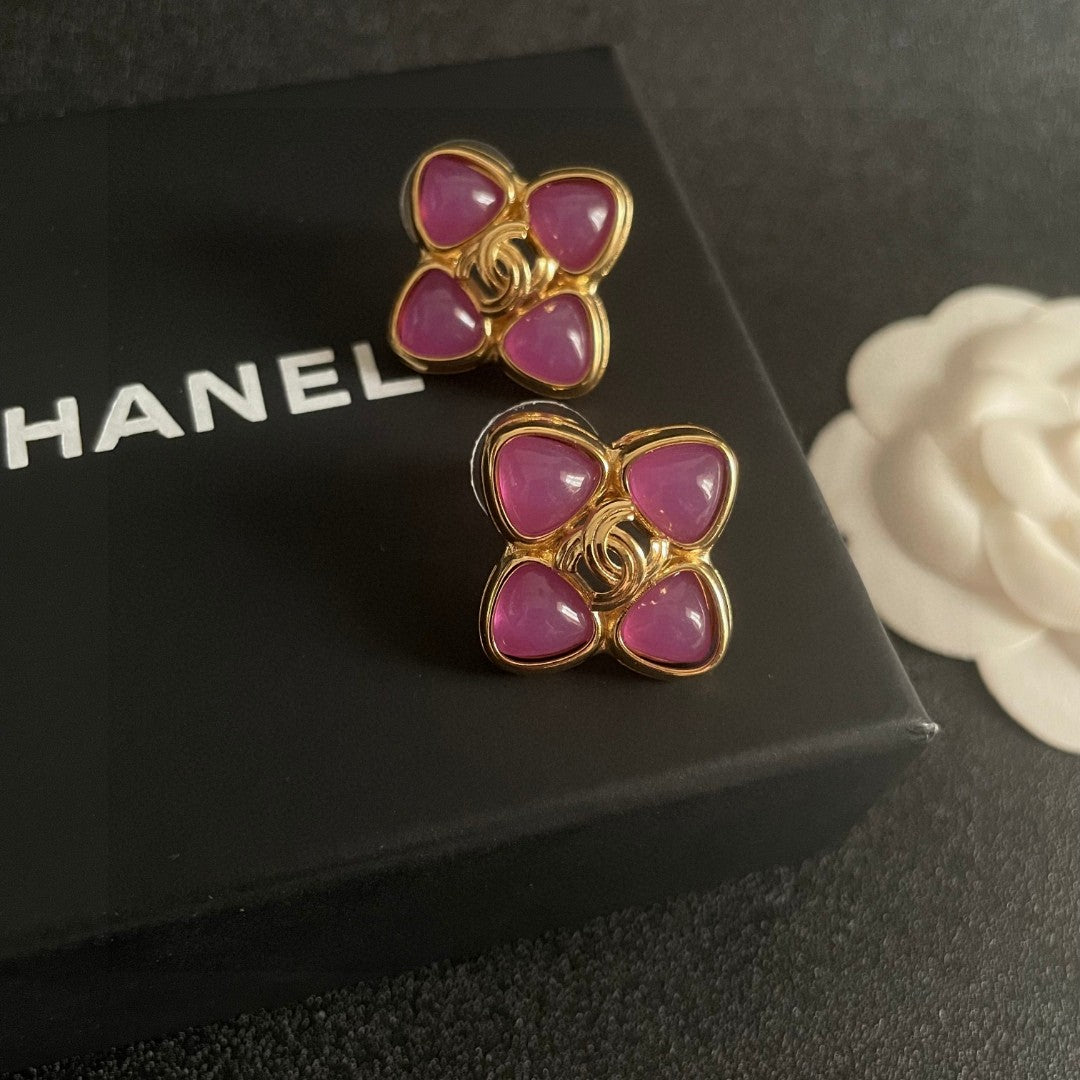 Double-C Emblem Stud Earrings in Polished Metal-Tone – Design 436 detail view