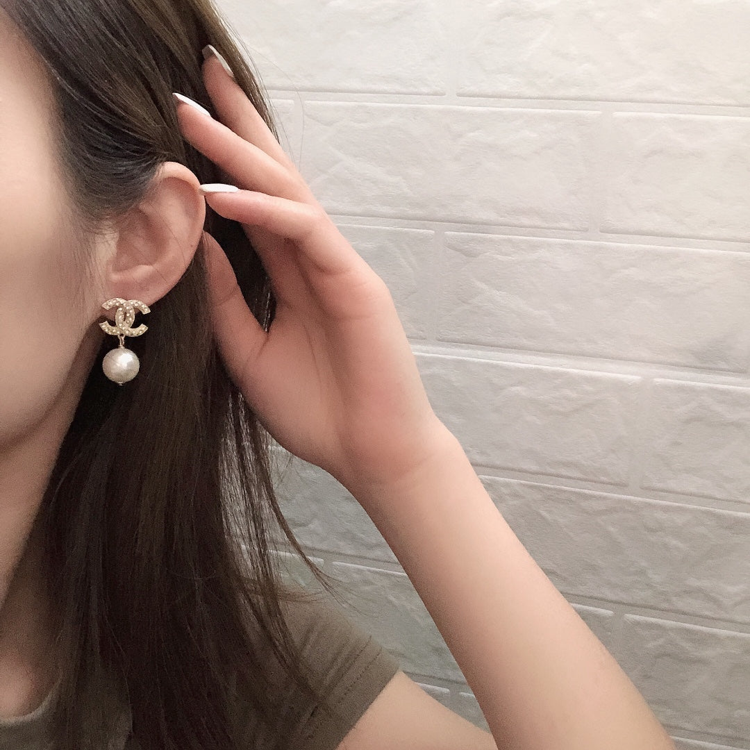 Pearl Pearl-Detail Stud Earrings – Pearl Detail – Design 014 detail view