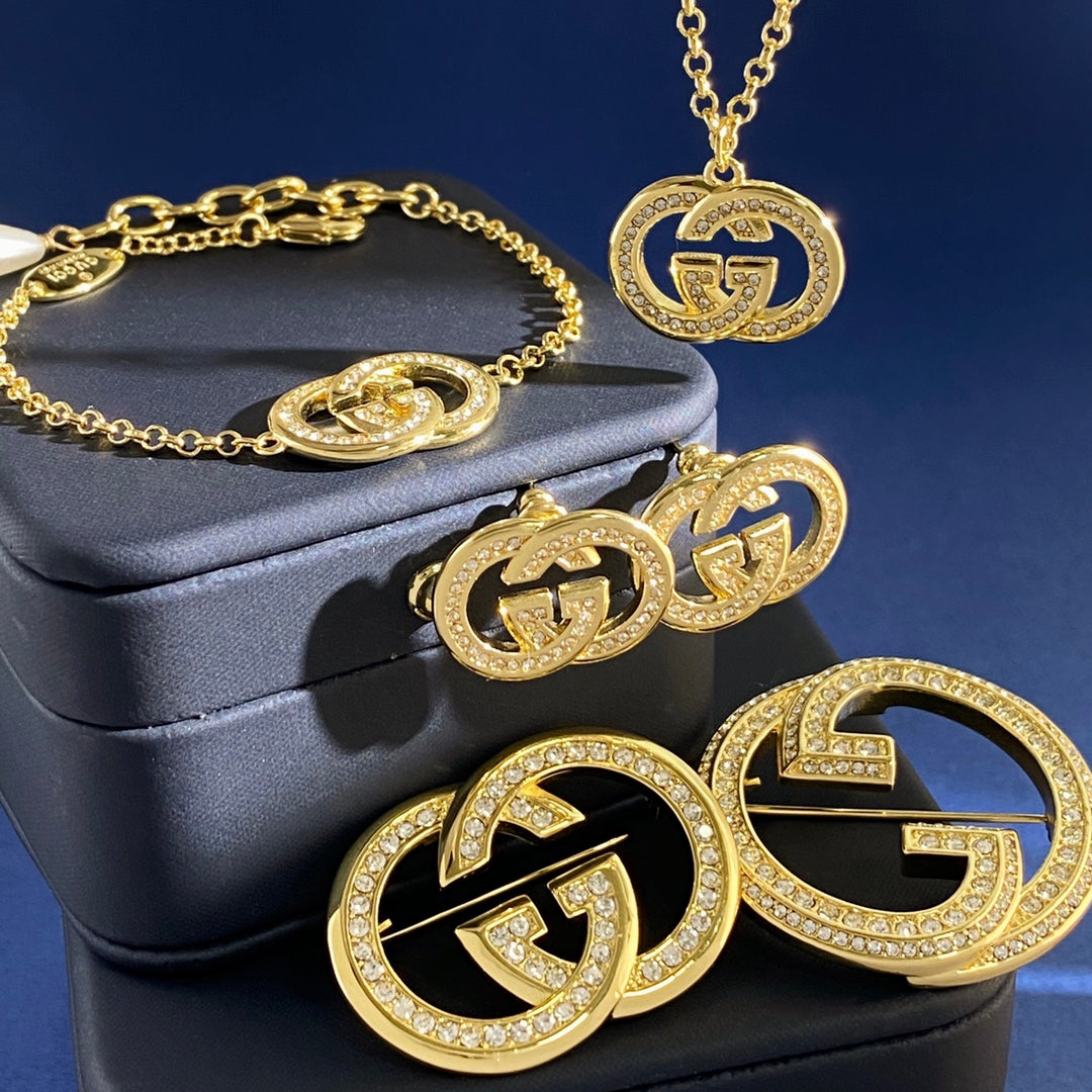 Double-G Emblem Brooch in Gold-Tone – Crystal Detail – Design 004 detail view