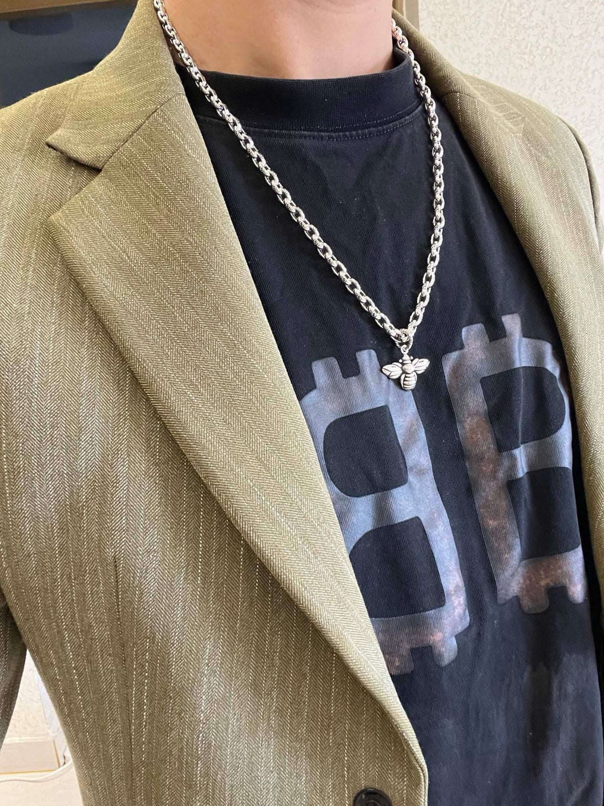 Double-G Emblem Pendant Necklace in Silver-Tone – Bee Detail detail view