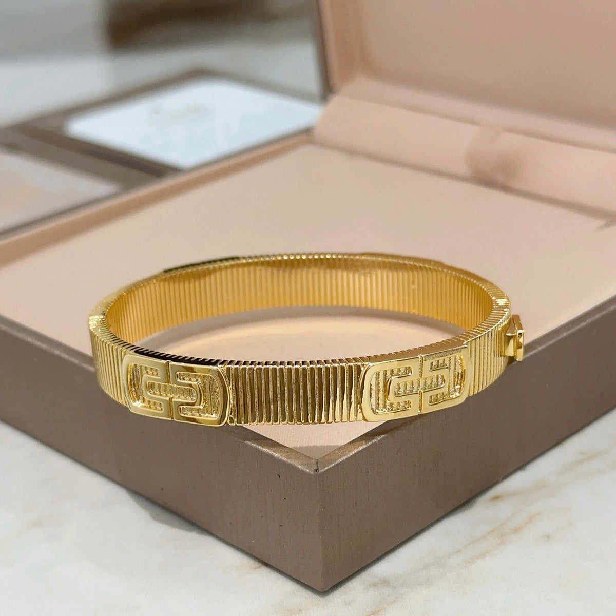 Serpentine Bangle in Polished Metal-Tone – Serpentine Detail – Design 003 detail view