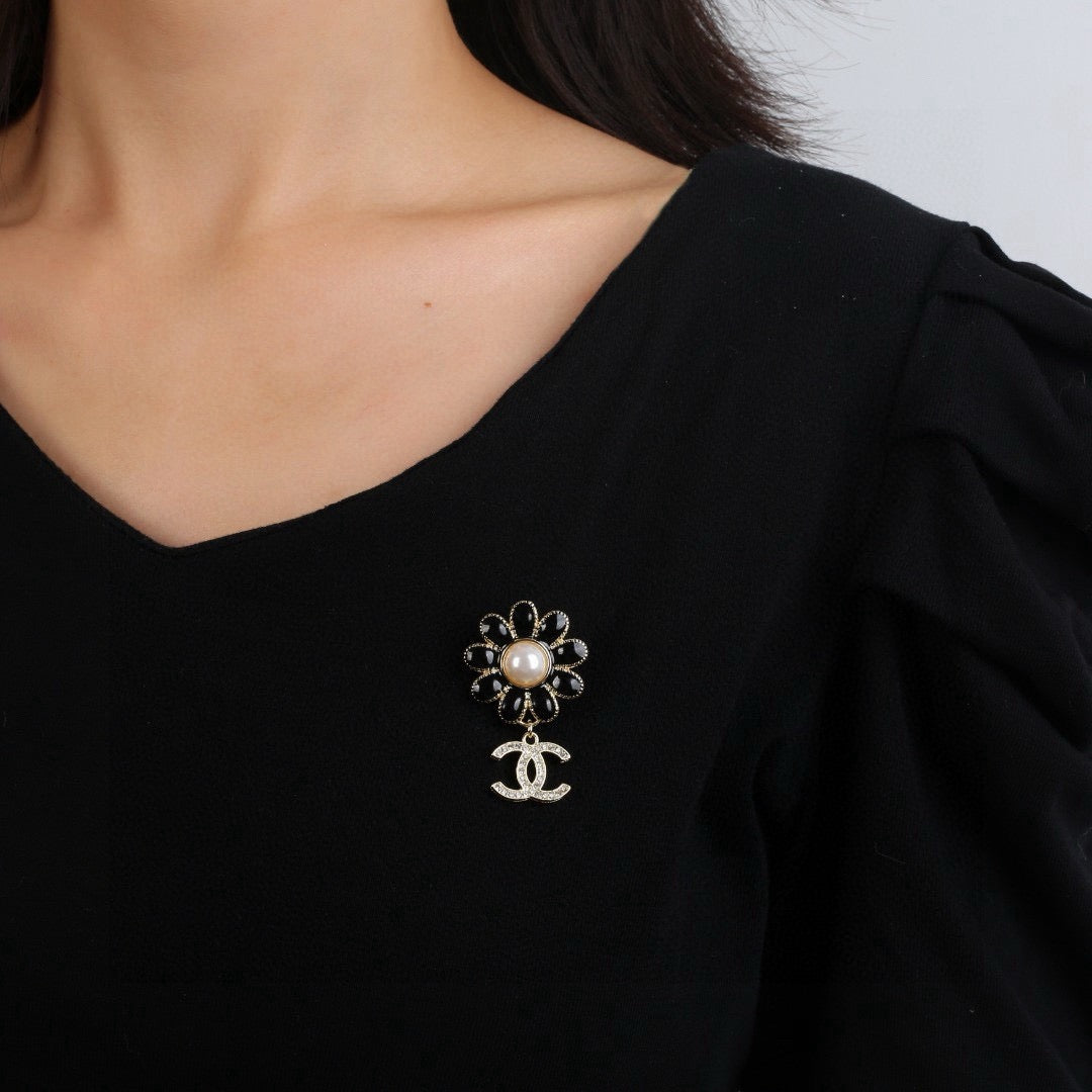 Double-C Emblem Brooch in Polished Metal-Tone – Design 025 front product view
