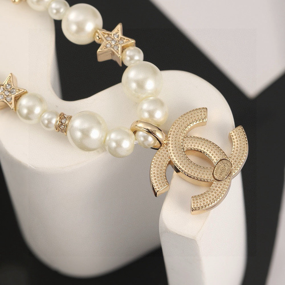 Pearl Pearl-Detail Pendant Necklace – Pearl Detail – Design 034 detail view