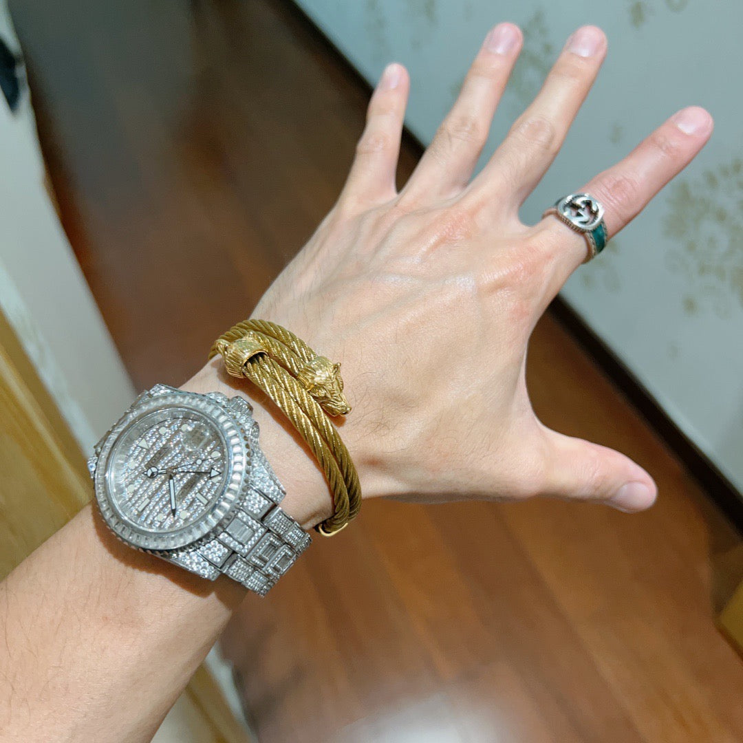 Double-G Emblem Bangle in Gold-Tone – Design 008 detail view