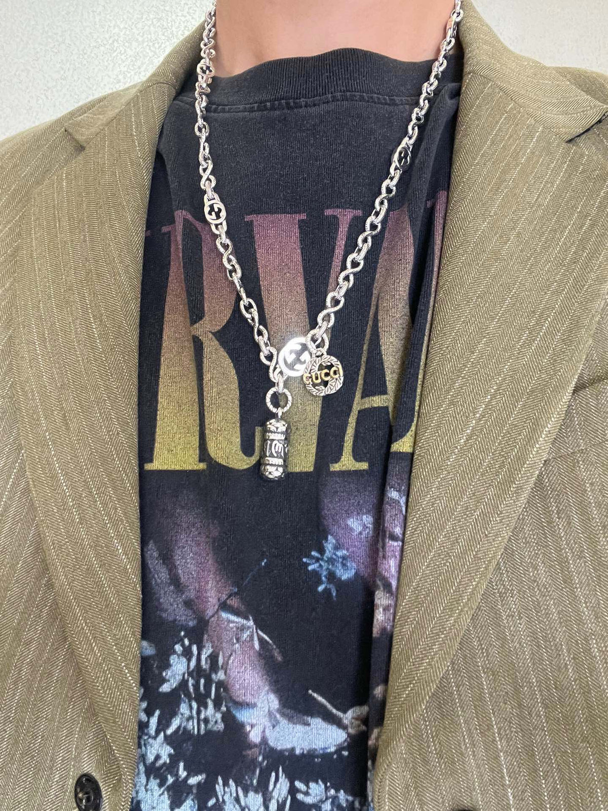 Double-G Emblem Pendant Necklace in Polished Metal-Tone – Vintage Detail – Design 048 detail view