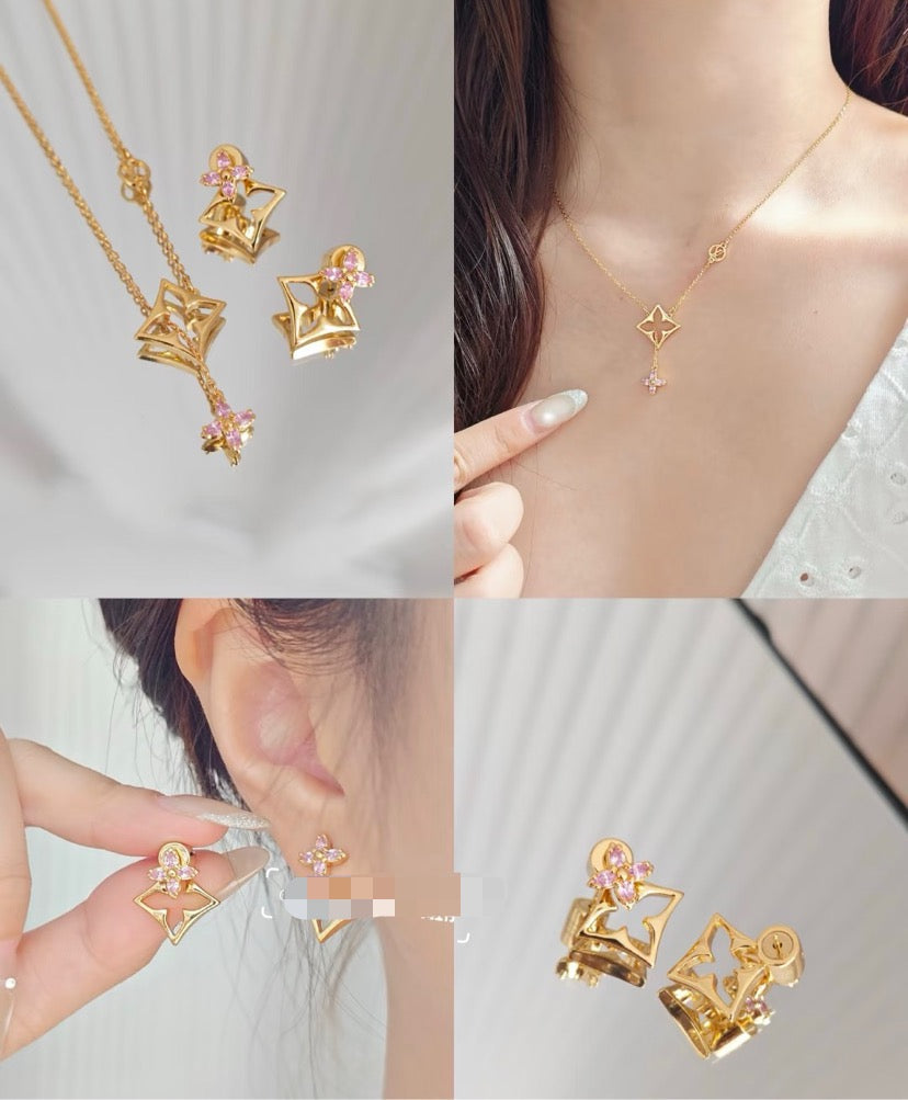 Clover Pendant Necklace in Gold-Tone – Clover Detail – Design 004 styled product view