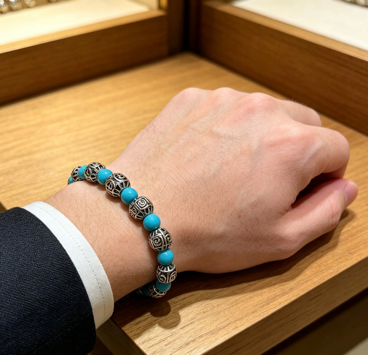 Double-G Emblem Beaded Bracelet in Polished Metal-Tone – Agate Detail – Design 012 detail view
