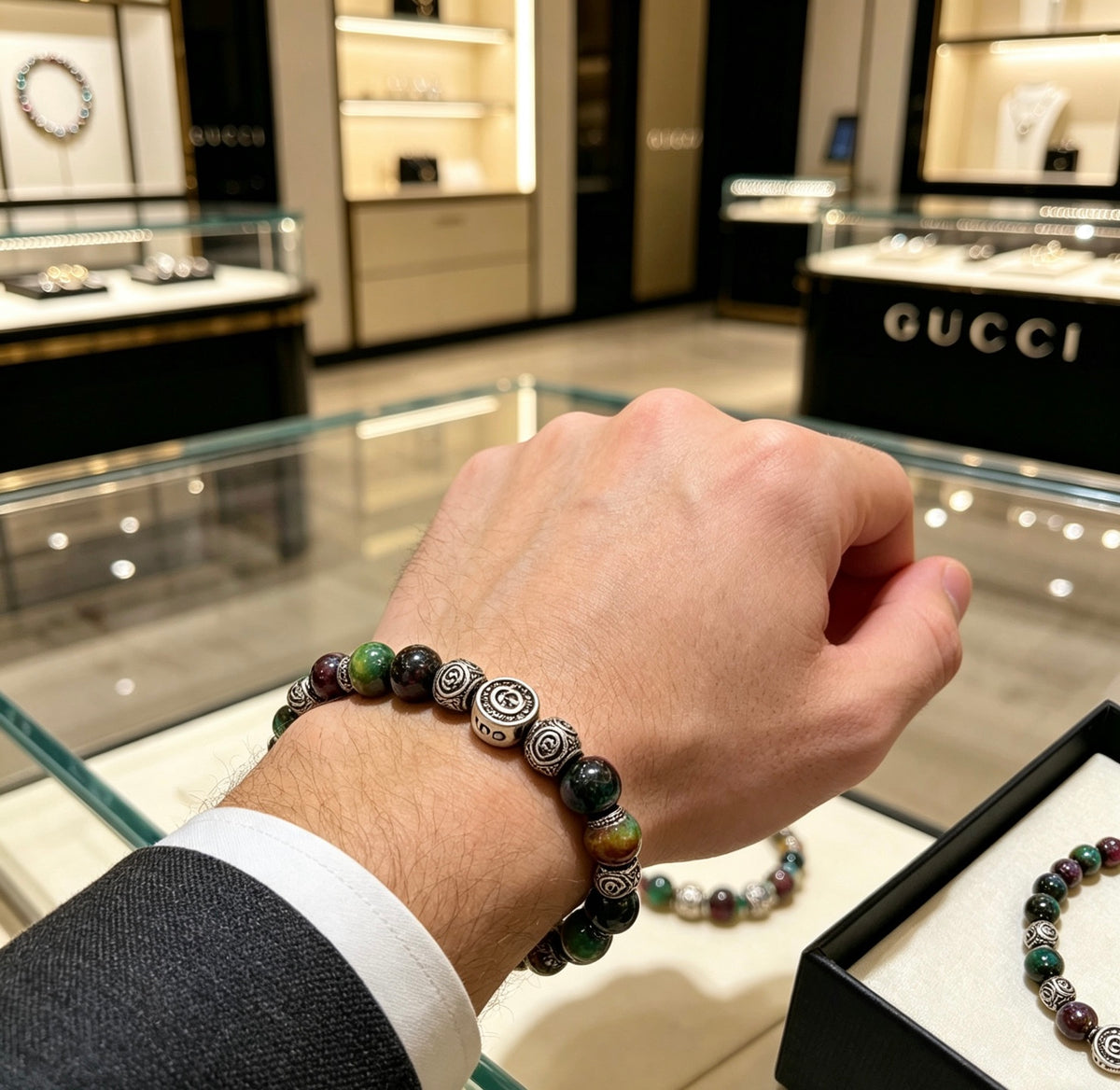 Double-G Emblem Beaded Bracelet in Polished Metal-Tone – Agate Detail – Design 022 detail view
