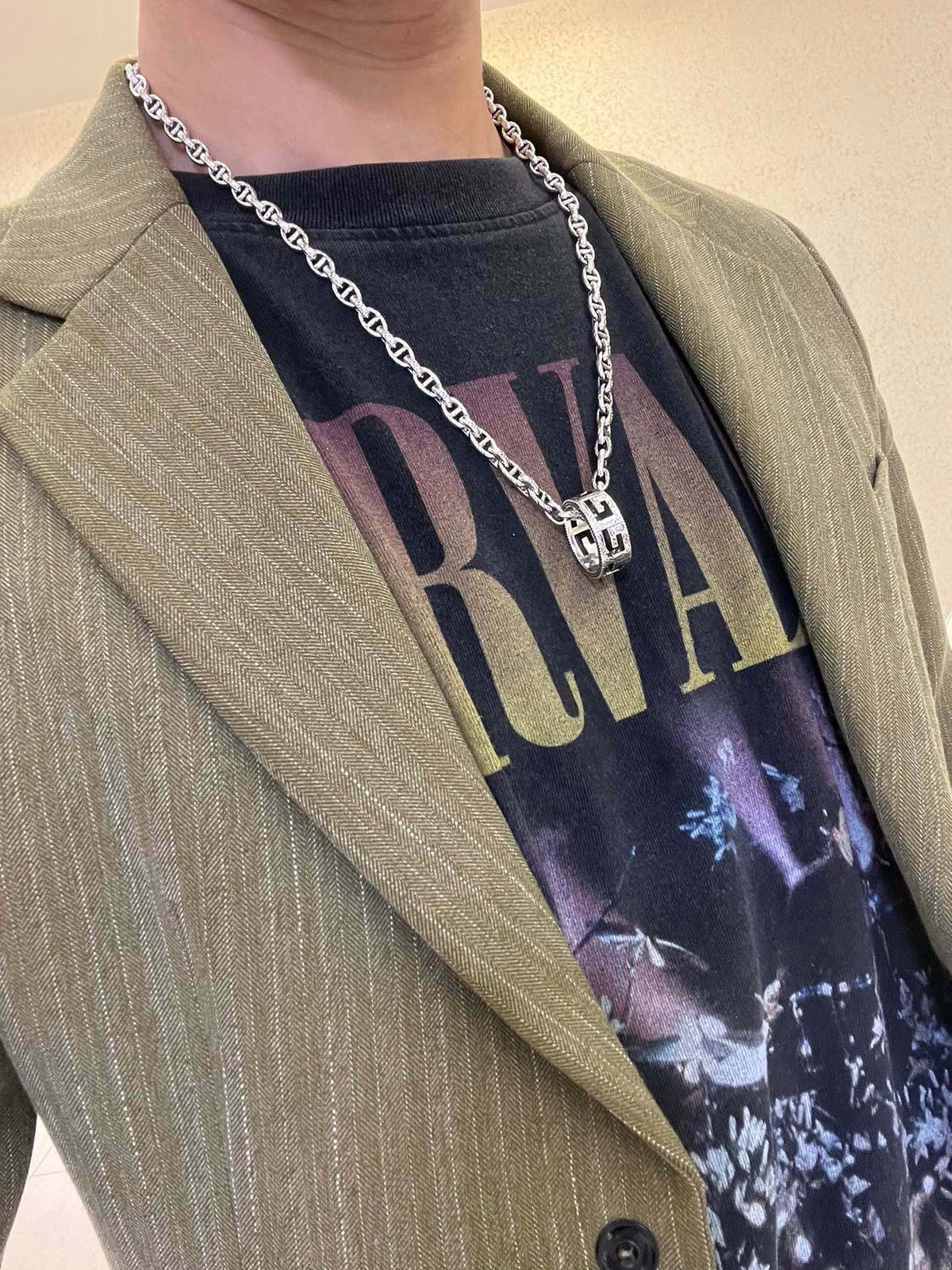 Double-G Emblem Pendant Necklace in Polished Metal-Tone – Vintage Detail – Design 021 detail view