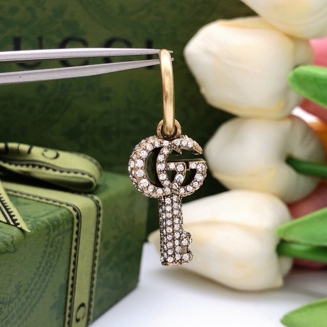 Double-G Emblem Stud Earrings in Silver-Tone – Vintage Detail styled product view
