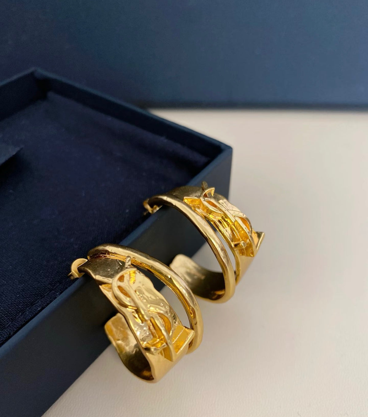 Geometric Emblem Hoop Earrings in Gold-Tone – Vintage Detail – Design 002 side detail