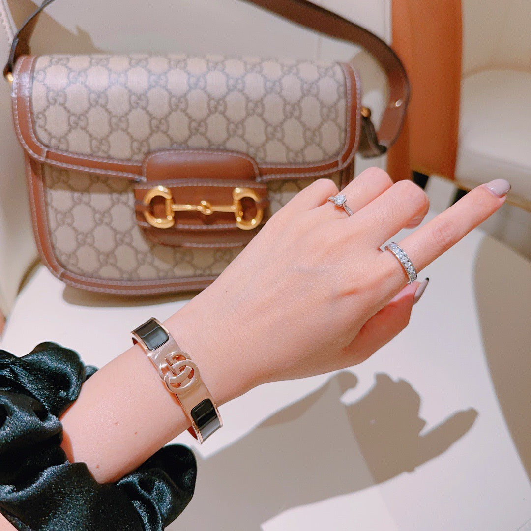 Double-G Emblem Bangle in Gold-Tone – Design 011 detail view