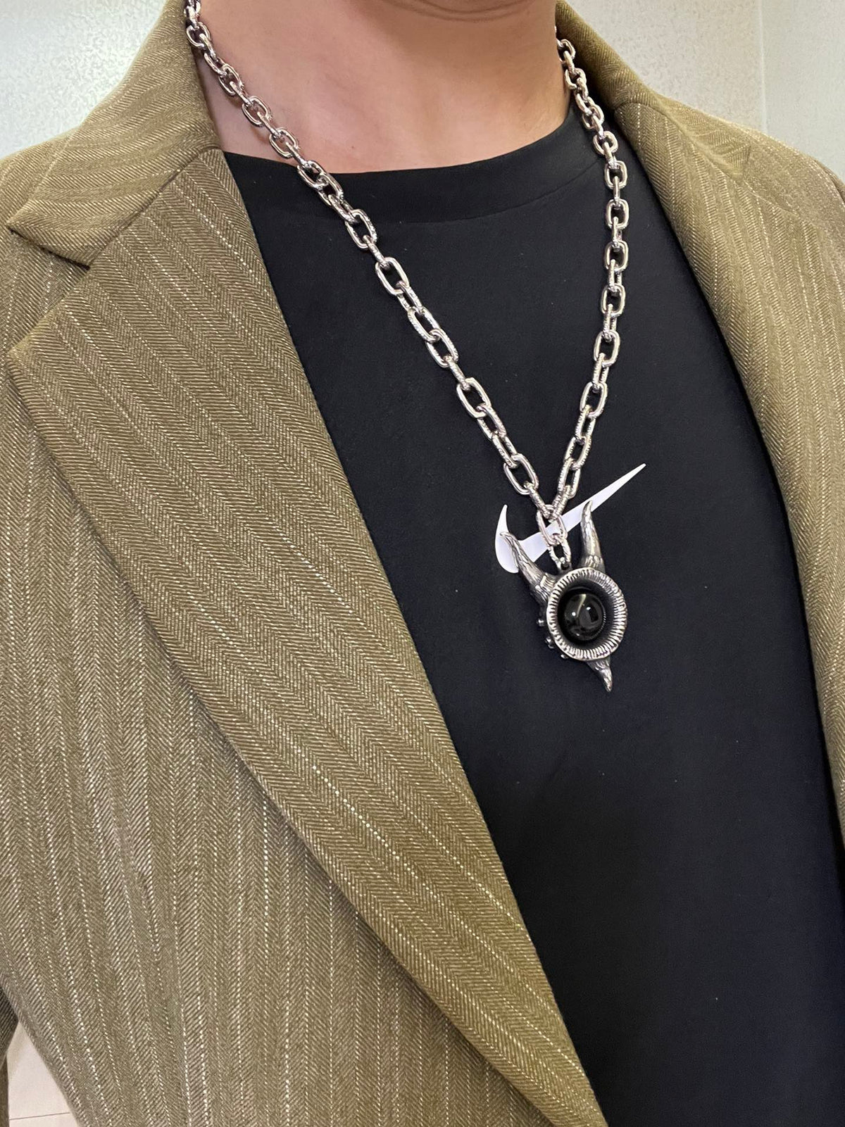Double-G Emblem Pendant Necklace in Silver-Tone – Vintage Detail – Design 060 detail view