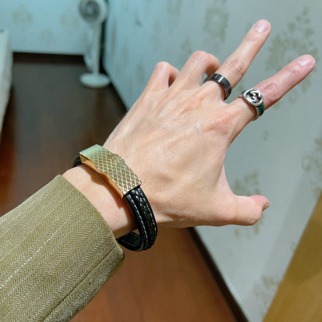 Double-G Emblem Bangle in Silver-Tone – Vintage Detail – Design 024 detail view