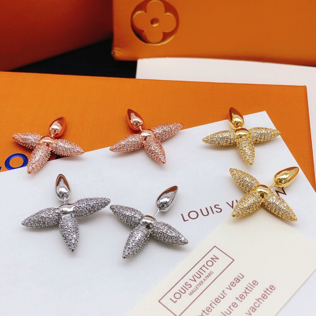 Star Stud Earrings in Silver-Tone – Silver Detail – Design 004 detail view