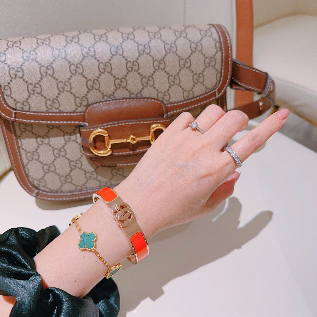 Double-G Emblem Bangle in Gold-Tone – Design 003 detail view