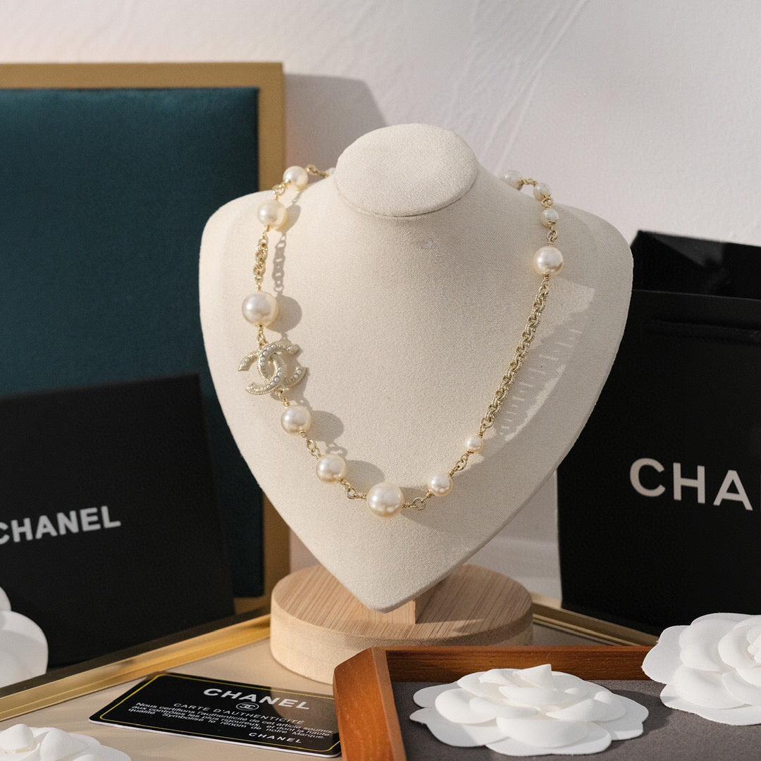 Martin Graham Pearl pendant necklace in gold-tone – main product view