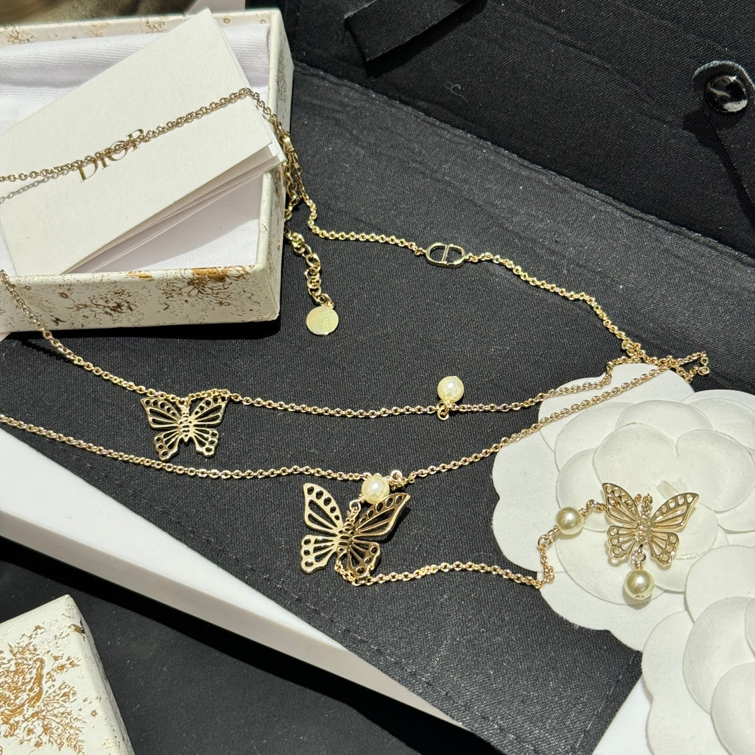 Martin Graham pendant necklace in polished metal-tone – close-up detail