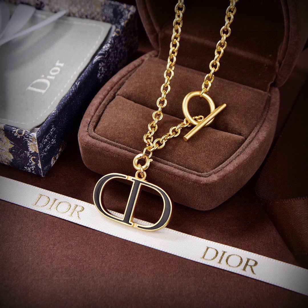 Martin Graham pendant necklace in polished metal-tone – close-up detail