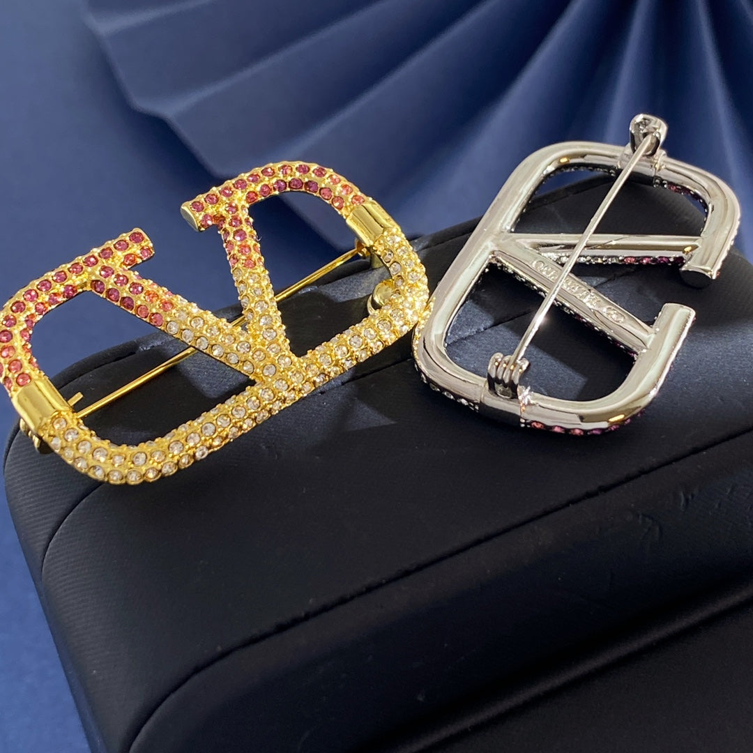 Martin Graham brooch in polished metal-tone – detail view