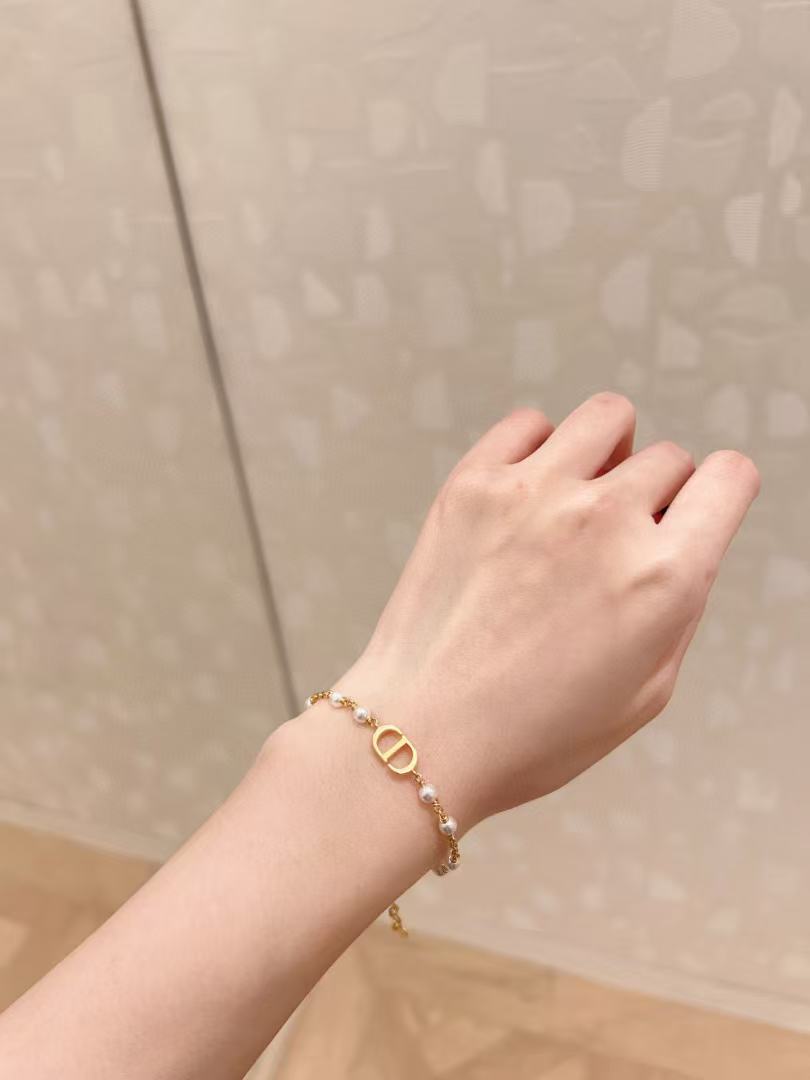 Martin Graham bracelet in polished metal-tone – detail view