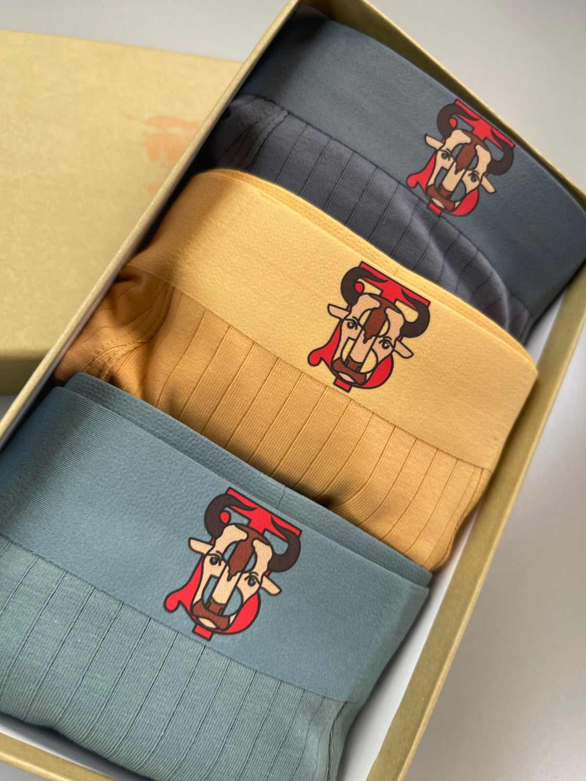 Burberry 93.8% Cotton & 6.2% Spandex Bull Series Seamless-Cut Men's Boxer Briefs - 3-Piece Box