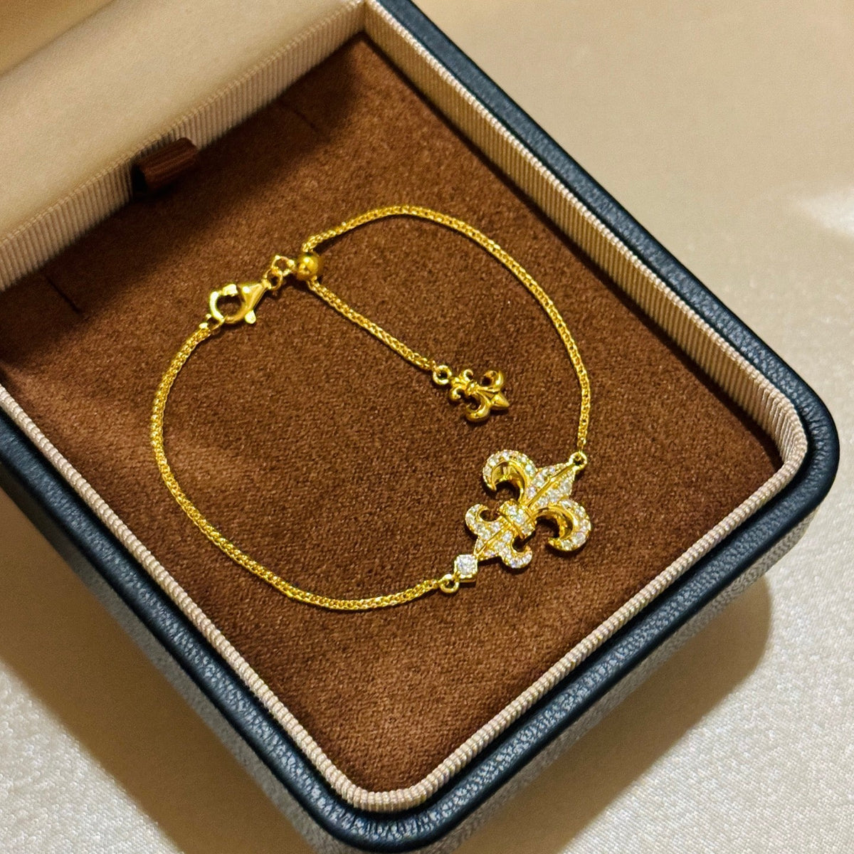 Martin Graham bracelet in polished metal-tone – detail view