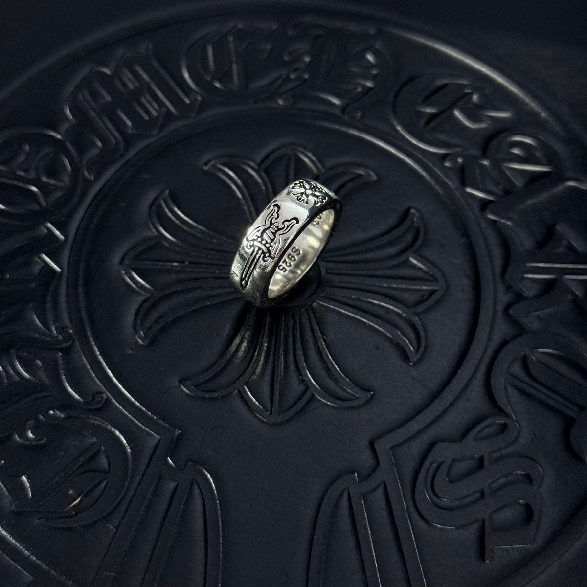Martin Graham ring in polished metal-tone – detail view