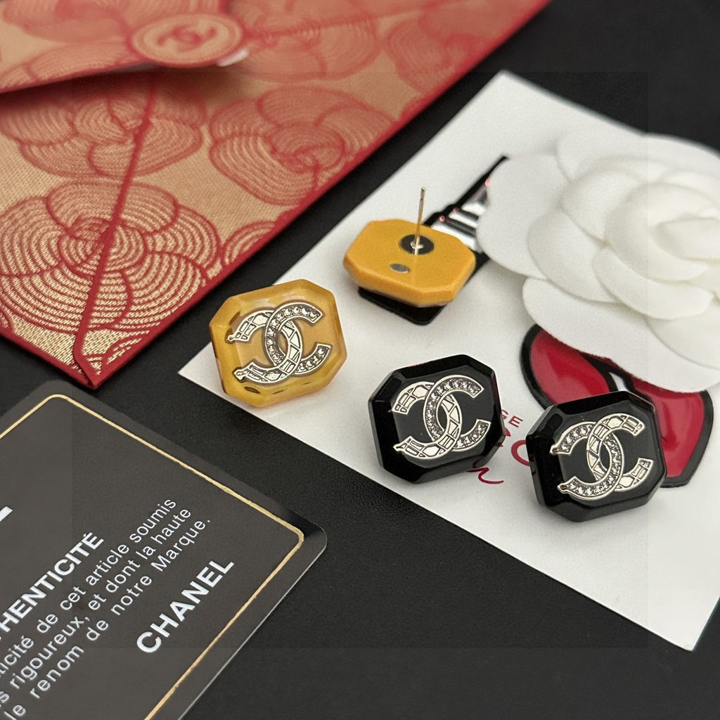 Double-C Emblem Stud Earrings in Polished Metal-Tone – Design 462 close-up detail