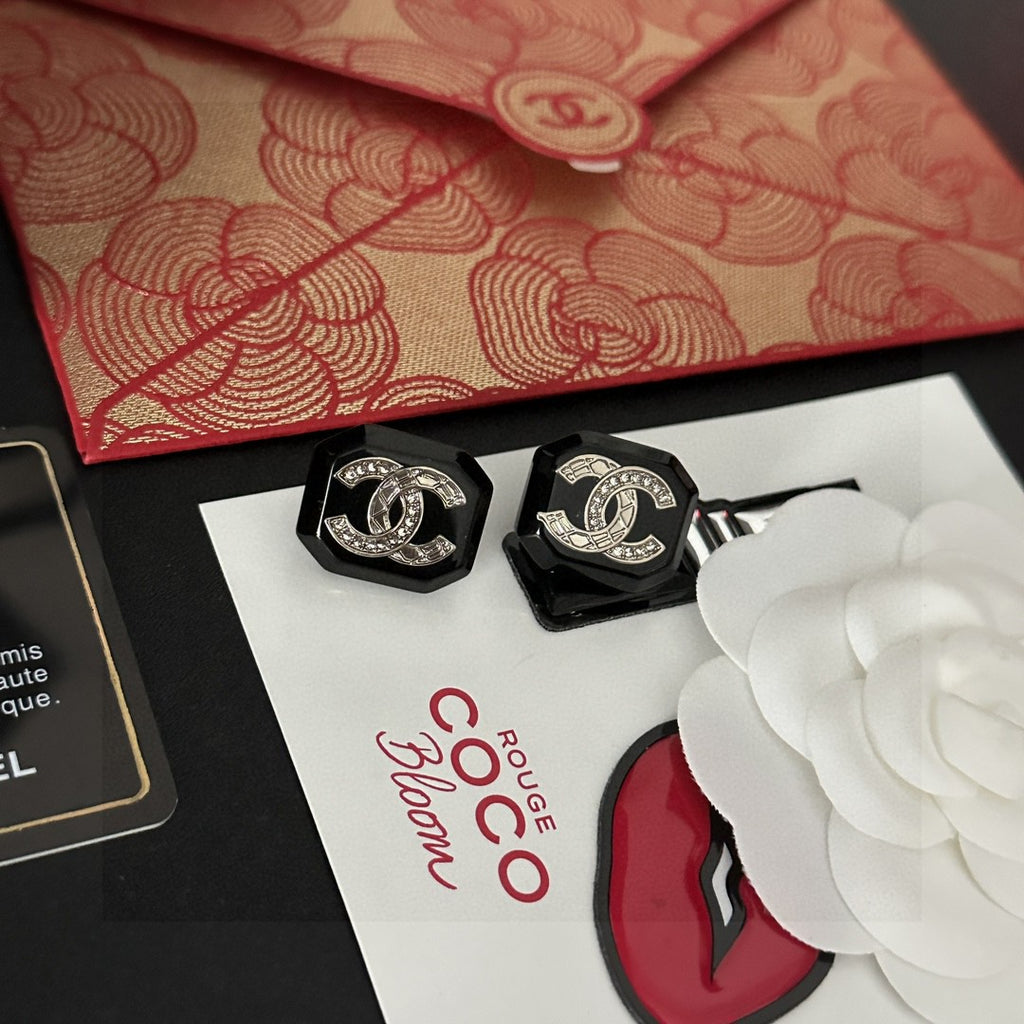 Double-C Emblem Stud Earrings in Polished Metal-Tone – Design 462 detail view