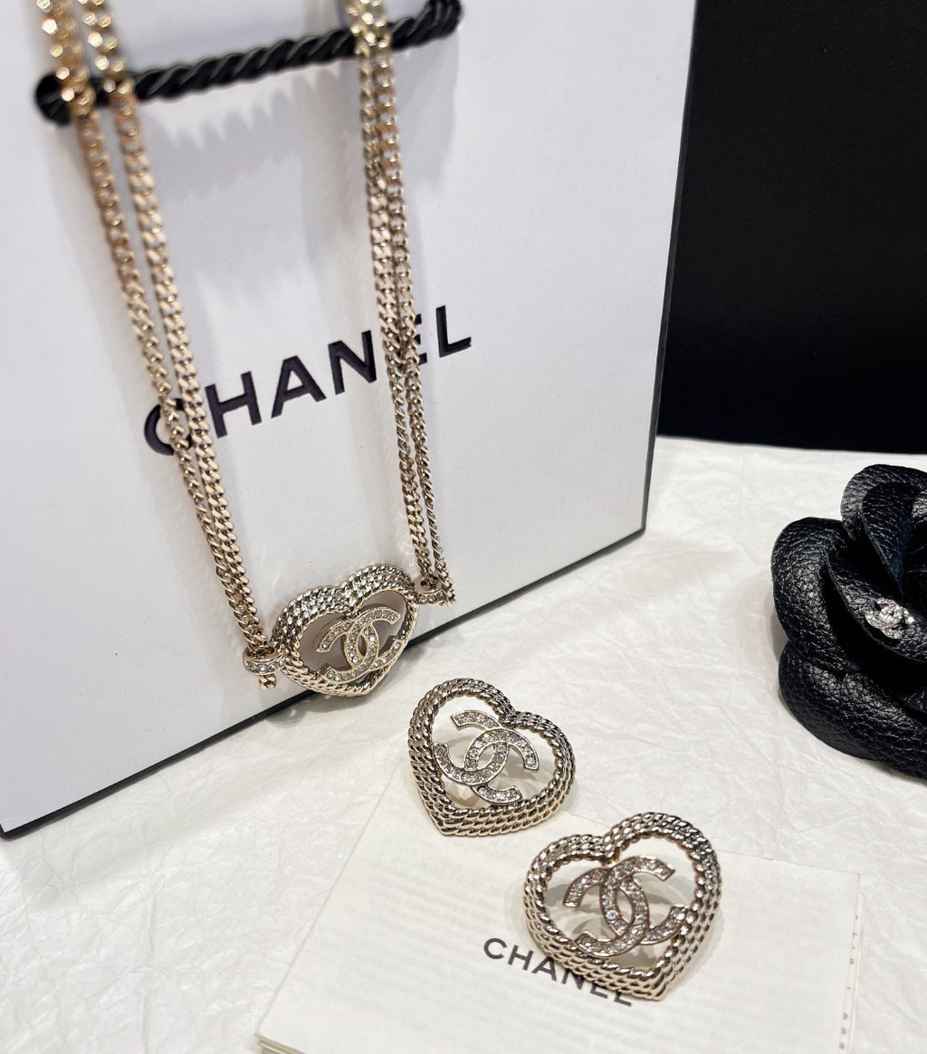 Letter Pendant Necklace in Polished Metal-Tone – Design 008 close-up detail