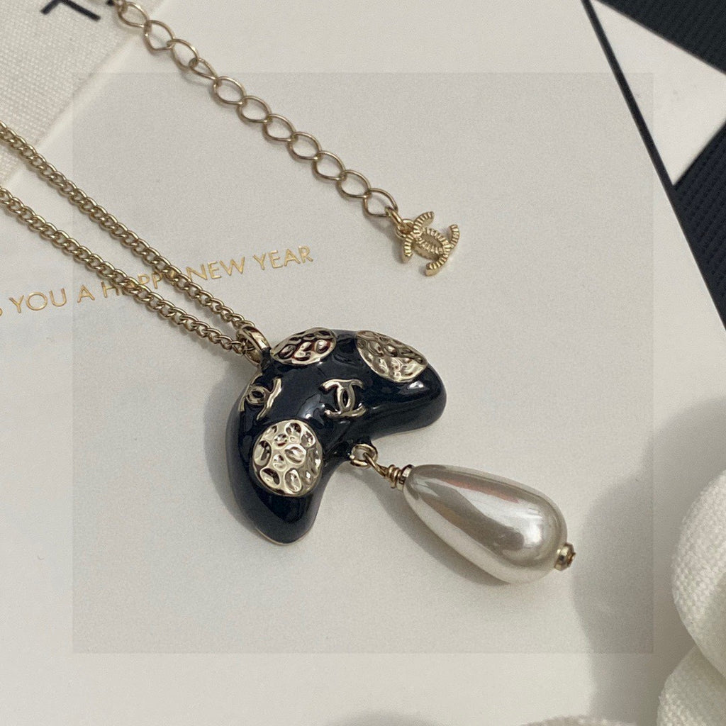 Letter Pendant Necklace in Polished Metal-Tone – Design 007 close-up detail