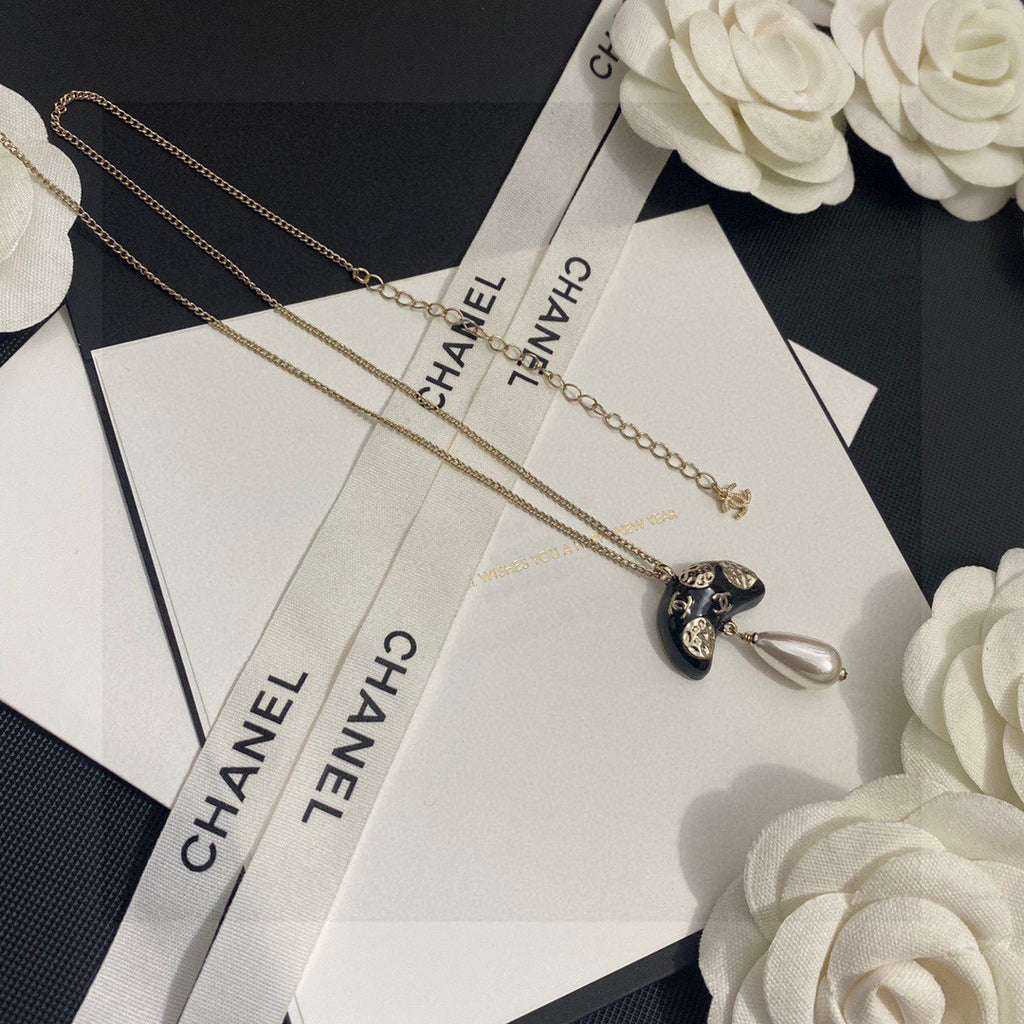 Letter Pendant Necklace in Polished Metal-Tone – Design 007 detail view