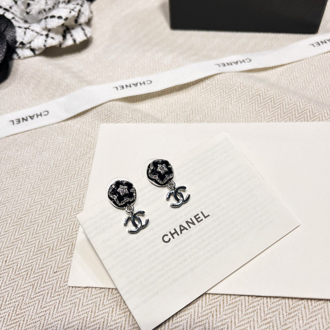 Double-C Emblem Stud Earrings in Polished Metal-Tone – Design 480 detail view