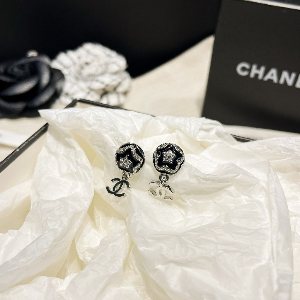 Double-C Emblem Stud Earrings in Polished Metal-Tone – Design 480 close-up detail