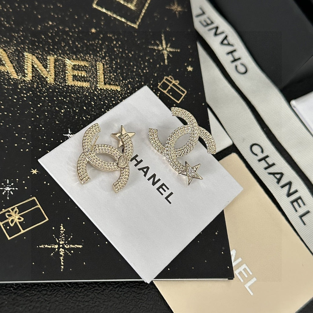 Double-C Emblem Stud Earrings in Polished Metal-Tone – Design 465 close-up detail