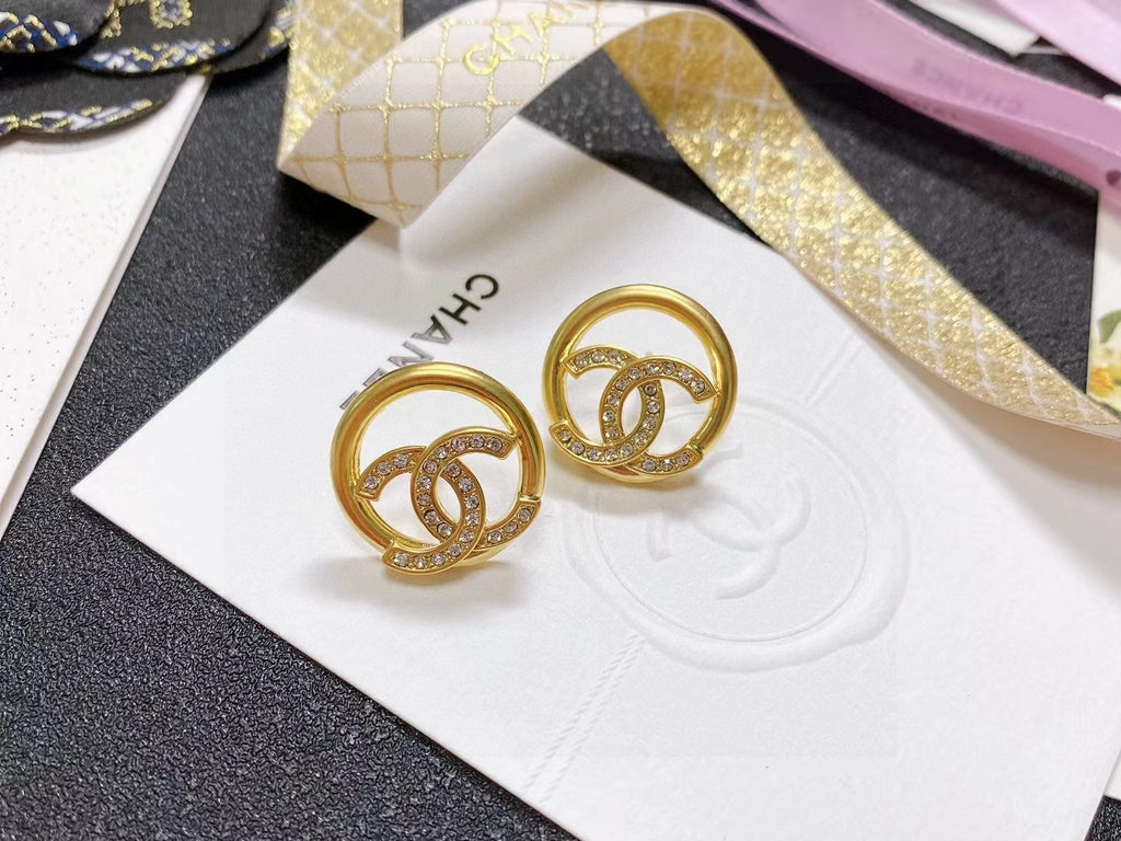 Double-C Emblem Stud Earrings in Polished Metal-Tone – Design 463 detail view