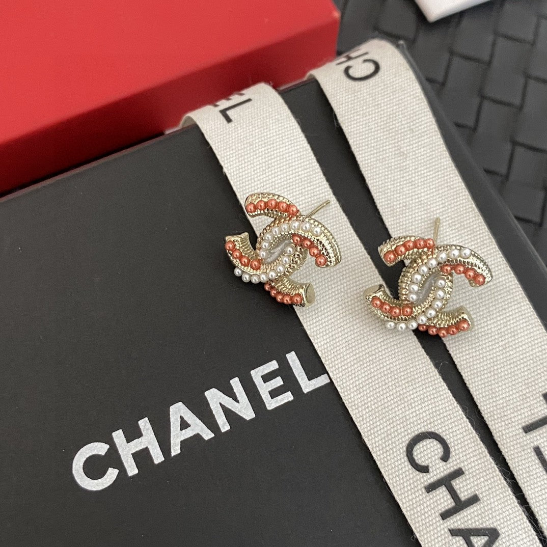 Double-C Emblem Stud Earrings in Polished Metal-Tone – Design 403 detail view
