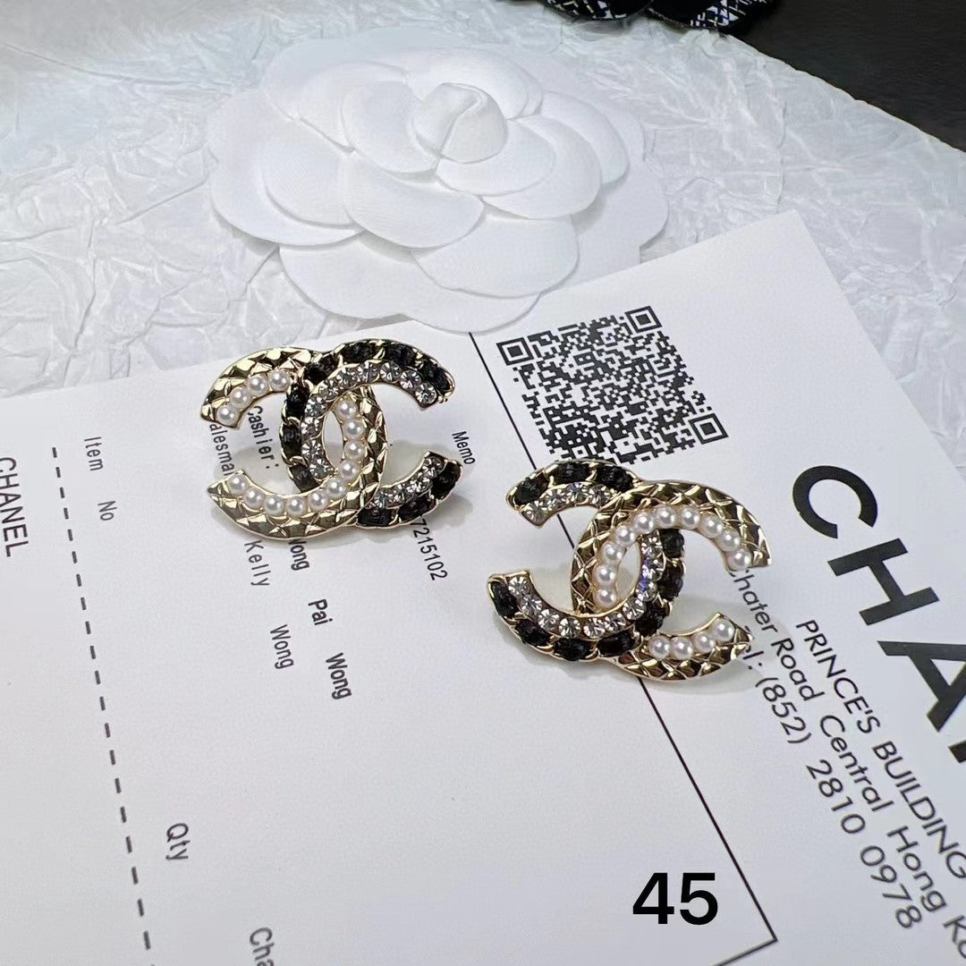 Pearl Pearl-Detail Stud Earrings – Pearl Detail – Design 007 main product view