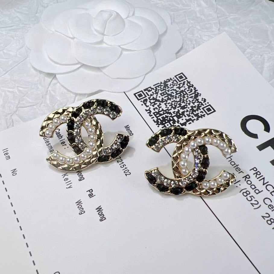 Pearl Pearl-Detail Stud Earrings – Pearl Detail – Design 007 detail view