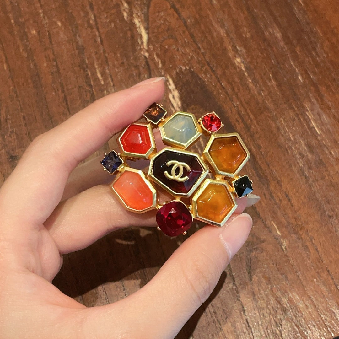 Double-C Emblem Brooch in Polished Metal-Tone – Design 076 close-up detail