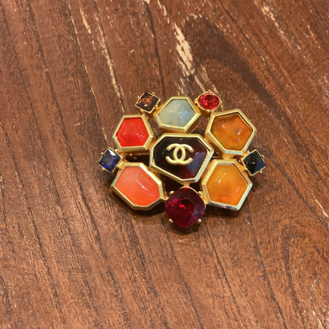 Double-C Emblem Brooch in Polished Metal-Tone – Design 076 detail view