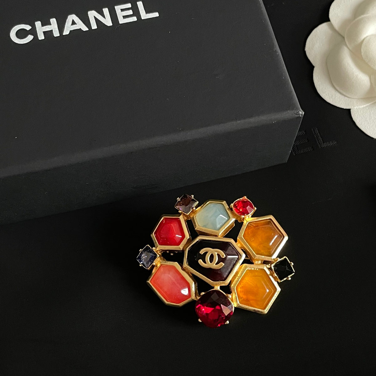Double-C Emblem Brooch in Polished Metal-Tone – Design 076 detail view